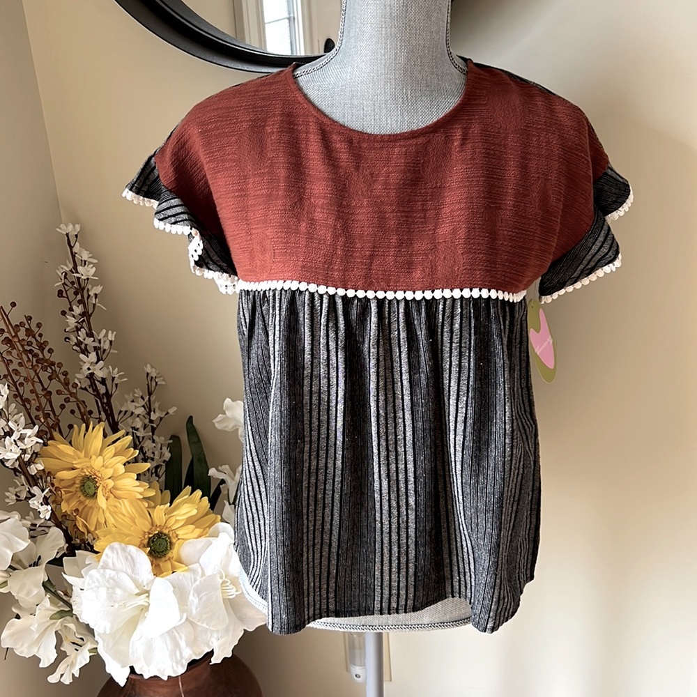 NWT THML Rust, Black & White Short Ruffle Sleeve Top.  Size XS